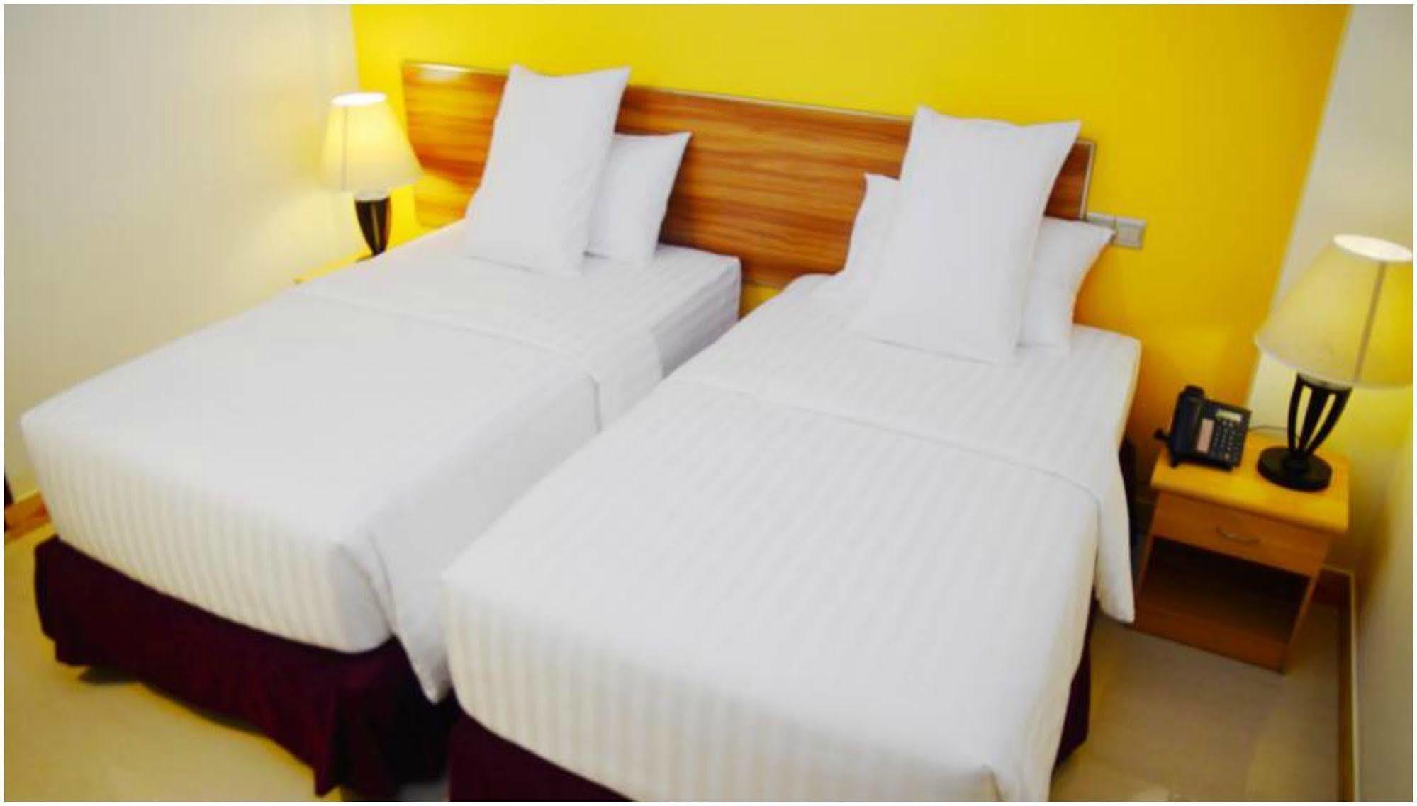 Hotel The Melrose à Malé Extérieur photo