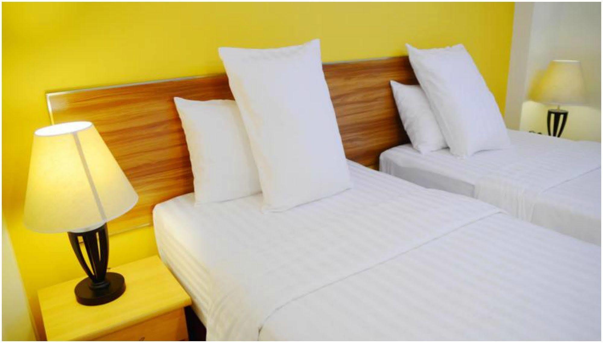 Hotel The Melrose à Malé Extérieur photo