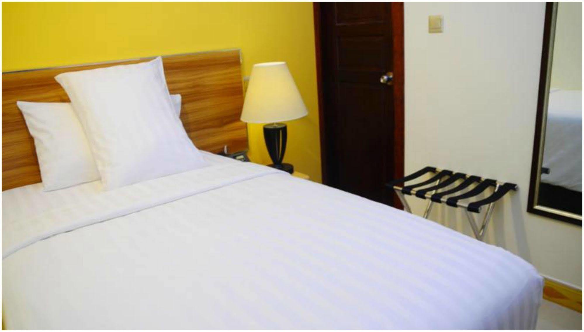 Hotel The Melrose à Malé Extérieur photo